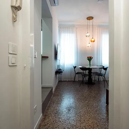 Venetian Alcove Apartment *