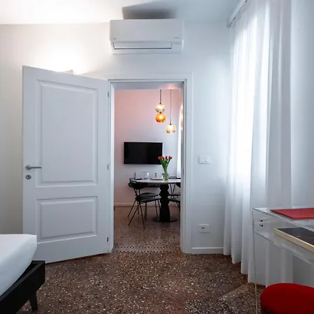 Apartment Venetian Alcove *