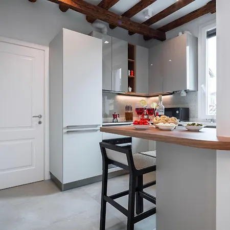 Apartment Venetian Alcove *