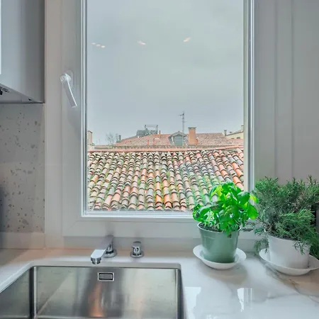 Venetian Alcove Apartment *