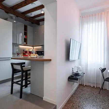 Apartment Venetian Alcove *